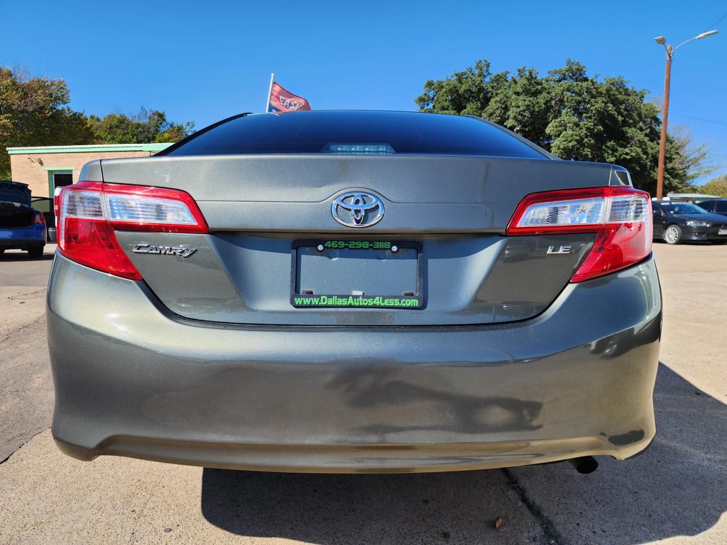 2014 GREEN Toyota Camry LE (4T4BF1FK0ER) with an 2.5L L4 DOHC 16V engine, 6-Speed Automatic transmission, located at 2660 S.Garland Avenue, Garland, TX, 75041, (469) 298-3118, 32.885551, -96.655602 - Welcome to DallasAutos4Less, one of the Premier BUY HERE PAY HERE Dealers in the North Dallas Area. We specialize in financing to people with NO CREDIT or BAD CREDIT. We need proof of income, proof of residence, and a ID. Come buy your new car from us today!! This is a SUPER CLEAN 2014 TOYOTA CAM - Photo#4